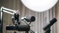 Close-up de micrófonos dinámicos en un estudio profesional, ideal para podcasts y transmisiones.
