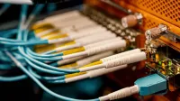 Desde arriba del equipo de interruptor óptico con muchos conectores similares con cables de goma y piezas de metal
