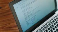 Una vista de cerca de una computadora portátil que muestra una página de motor de búsqueda.
