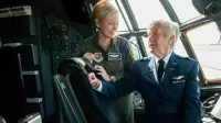 Capitán Danielle Parton con Florence Shutsy Reynolds en la cubierta de vuelo de un avión C-130