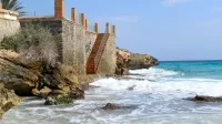 Escalera de piedra que conduce al Mediterráneo con una vista escénica costera en Mallorca, Islas Baleares, España.