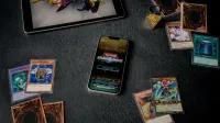Tarjetas Yu-Gi-Oh con tableta y teléfono, con juego de enlaces de duelo.