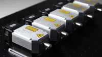 Primer plano de módulos láser CNC alineados, ideal para corte y grabado de precisión.
