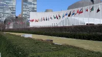 Banderas fuera de la sede de las Naciones Unidas en la ciudad de Nueva York, Nueva York.