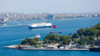 Vista aérea del puerto de İstanbul con el barco de las líneas de Neptuno navegando a través del Bósforo.