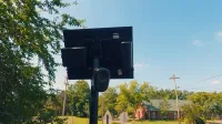 Una cámara de seguridad flock con panel solar en 2025
