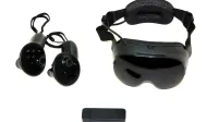 Un auricular de realidad virtual con marco de vapor, con controladores y adaptador WiFi