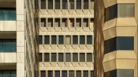 Vista detallada de las fachadas de edificios geométricos en San Francisco, mostrando la arquitectura urbana.