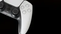 Imagen de alta calidad de un controlador de juegos moderno, que muestra su elegante diseño contra un fondo negro.
