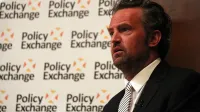 Matthew Perry en el intercambio de políticas