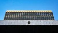 Arquitectura urbana de un edificio gubernamental con un cielo azul claro en Montevideo, Uruguay.