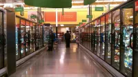 La isla de alimentos refrigerados y congelados en un supercenter Walmart remodelado en Laurel, Maryland.