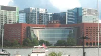 El Palacio de Justicia de los Estados Unidos John Joseph Moakley ubicado en 1 Courthouse Way en Fan Pier en Boston, Massachusetts, se completó en 1999 y fue diseñado por Henry N.
