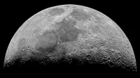 Imagen monocromática de alta resolución de la superficie de la luna que muestra cráteres y detalles.