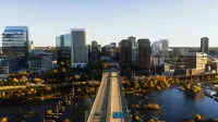 Vista aérea del horizonte de Richmond, Virginia con el puente y el río al anochecer que muestra la arquitectura de la ciudad.