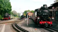 Vista capturada de locomotoras de vapor en la histórica estación de Bertsdorf en Alemania.