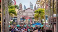 Escena vibrante con una gran multitud en Universal Studios Orlando, capturando la animada atmósfera del parque temático.