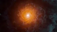 Una formación de nubes en forma de espiral con un centro anaranjado brillante contra un fondo oscuro.
