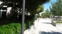 Una plaza entre edificios y pasarelas, en algún lugar del campus de Microsoft Redmond en julio de 2006.