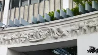Título: Escultura "El Nuevo Mundo" en el exterior del Edward R.