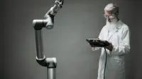 Un científico con bata de laboratorio opera un brazo robótico de alta tecnología en un entorno de laboratorio.
