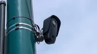 Una toma ampliada de una cámara ALPR de seguridad de flocado mirando hacia el suroeste hacia la calle B en Hayward, California.