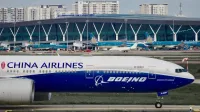 Close-up de un Boeing 777 por China Airlines rodando en una terminal del aeropuerto.