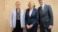 Henna Virkkunen (centro), Vicepresidente Ejecutivo de Soberanía Tecnológica, Seguridad y Democracia de la Comisión Europea, durante una reunión trilateral con el Sr.