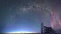 Una toma panorámica que incluye la Vía Láctea, Auroras y la ICL tomada en la frontera del crepúsculo astronómico y náutico.