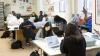 Un grupo de estudiantes diversos que estudian y colaboran en un salón de clases vibrante y creativo.