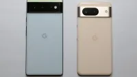 Google Pixel 6とPixel 8の背面 Pixel 6の本体色はSorta Seafoam、Pixel 8の本体色はRose