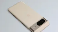 斜め右上から撮影したGoogle Pixel 8の背面 本体色はRose