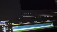 Primer plano de una interfaz de software de edición de video que muestra la línea de tiempo y los controles.