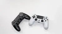 Lay Flat de controladores de juegos en blanco y negro contra un fondo blanco, perfecto para los entusiastas de los juegos.