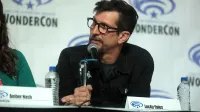 Lucky Yates hablando en el WonderCon 2019, para "Archer", en el Centro de Convenciones de Anaheim en Anaheim, California.
