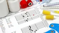 Disposición de equipos médicos, pruebas de laboratorio y datos de salud en una mesa clínica.