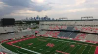 Es la vista del centro de Houston (TX) desde el prestigioso estadio de fútbol TDECU de la Universidad de Houston.