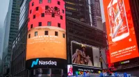 Un mensaje de Mars 2020 se ve en el tablero de video del sitio de mercado de NASDAQ después de que el rover Perseverance de la NASA aterrizara en la superficie de Marte, el jueves, febrero.
