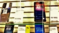 Soporte con teléfonos inteligentes Samsung en la tienda de teléfonos móviles en Rusia.