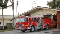 Motor de bomberos del condado de Los Ángeles 94 fuera de su estación en Lakewood, California.