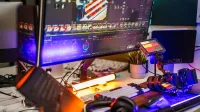 Estación de trabajo de edición de video de alta tecnología con equipo de cámara y monitores duales.