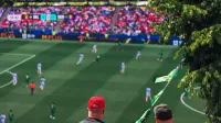 Vista atractiva de los fanáticos del fútbol disfrutando de un partido en vivo en un estadio en Langford, BC, Canadá.