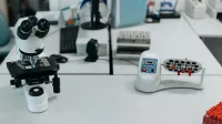 Un laboratorio bien equipado con un microscopio y viales listos para su análisis.