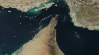 Las escarpadas y áridas montañas de la península de Musandam se adentran en el Estrecho de Ormuz, el estrecho camino entre Irán (Norte) y Omán y los Emiratos Árabes Unidos (sur) donde el