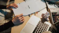 Escritorio acogedor con guión, perfecto para la escritura y la investigación.