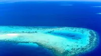 Impresionante vista aérea de vibrantes arrecifes de coral y aguas turquesas en Eydhafushi, Maldivas.