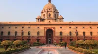 Explore el icónico Rashtrapati Bhavan con su arquitectura histórica en la soleada Delhi.