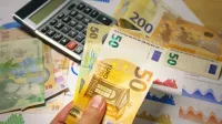 Moneda euro y lei rumano con calculadora en una configuración de escritorio financiero.
