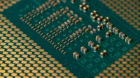 Primer plano detallado de una placa de circuito de microprocesador que muestra circuitos y componentes intrincados.