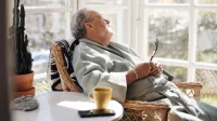 Anciano siesta en silla